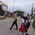 Polres toba sayang sama anak sekolah , begitu dekatnya Polisi sama anak-anak