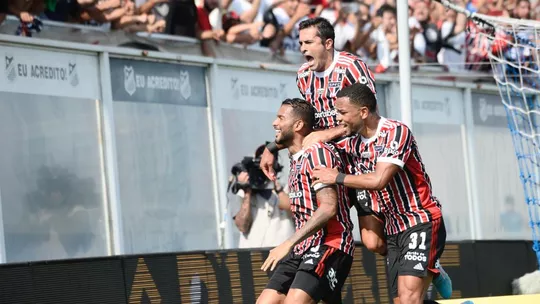 São Paulo vence com golaço de Calleri e lidera sua chave no Paulistão