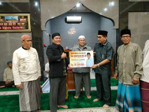 Mastilizal Aye Serahkan Dana Pokir Rp80 Juta untuk Masjid At Taubah Tabing Banda Gadang
