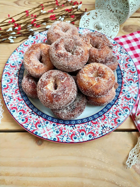 Rosquillas (roscos fritos) de leche condensada y limón.  Receta de Cuaresma y Semana Santa. Repostería tradicional, de sartén, frita. Easter recipes. Cuca