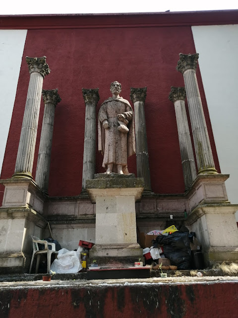 La transformación alcanzó al monumento a fray Juan de San Miguel; ahora es basurero