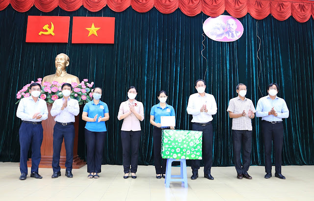 Đồng chí Nguyễn Thành Trung cùng các thành viên trong đoàn và lãnh đạo quận Bình Thạnh tặng quà cho Ban Thường trực UBMTTQ Việt Nam quận. (Ảnh: COH)