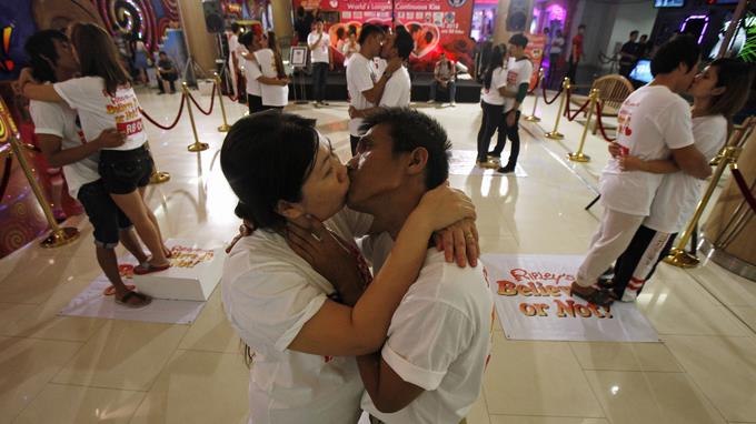 Día del Beso homenajea pareja que se besó por 58 horas, 35 minutos y 58 segundos y rompió récord