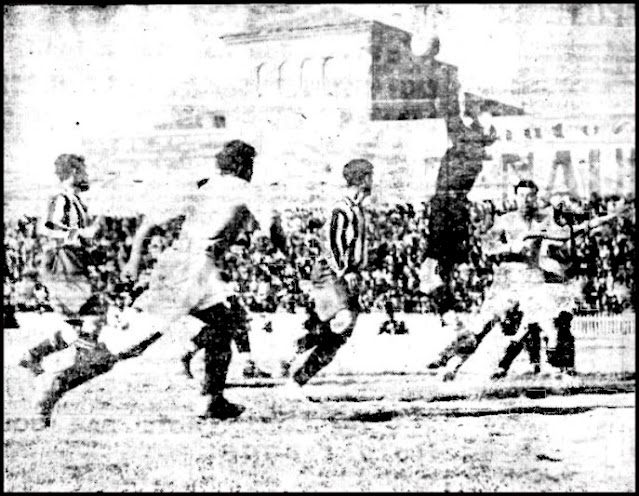 Irigoyen despeja un avance peligroso de la delantera atlética. ATHLETIC CLUB DE MADRID 1 VALLADOLID DEPORTIVO 2 Domingo 03/05/1931 Copa del Presidente de la República, dieciseisavos de final, partido de vuelta. Madrid, campo de Chamartín.