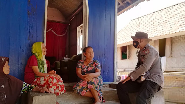 Sambang Ke Desa Binaan, Bhabinkamtibmas Ropang Ajak Warga Ikuti Vaksinasi