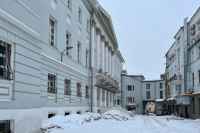 Большая Никитская улица, дворы, бывший дом князя С. А. Меншикова (построен в 1776-1778 годах)