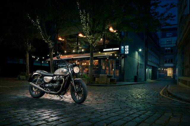 The new Triumph Street Twin EC1 Special Edition refers to the London lifestyle world, to the culture of the East End.  Design Characterized is the color scheme, defined with the Matt Aluminum Silver and Matt Silver Ice colors , a dedicated look that distinguishes the Street Twin EC1 Special Edition. A livery embellished with black painted components connected to the headlight, mirrors, engine casing and 10-spoke wheels. The style of the directional indicators and the LED taillight is minimalist, the tank is covered, as mentioned, by the two-tone Matt Aluminum Silver and Matt Silver Ice and embellished with a subtle hand-placed silver piping, with dedicated graphics and the classic Triumph badge. Also characterizing the saddle in custom classic style. The aforementioned color scheme is also visible on the side panels, in Matt Silver Ice finish and with a new Deca Street Twin Limited Edition, as is the fly screen in Matt Silver Ice, proposed as a dedicated accessory; therefore the fenders are in Matt Aluminum Silver.    The motorbike A motorcycle with a classic style, a saddle present at 765 millimeters in height, a technology package that includes two riding modes, opting between Rain and Road , as well as ABS and deactivable traction control. It has 41 mm front forks, then in the rear area a double shock absorber with adjustable preload. The front braking system is Brembo and the model is equipped with Pirelli Phantom Sports Comp tires, as reported. The engine is the latest Euro 5 homologated generation of the 900cc Bonneville twin-cylinder heart , which is associated with a ride-by-wire throttle. It reaches a power of 65 horsepowerat 7,500 rpm and a peak of 80 Nm of torque at 3,800 rpm.  Availability Proposed for one year only from January 2022 , it is worth mentioning a price of 9,850 euros ex-dealer.