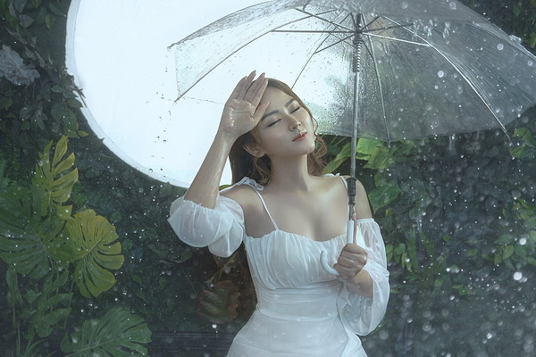 Thiếu nữ áo đầm trắng che dù