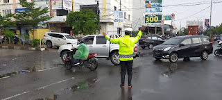 Antisipasi Jalan Licin, Sat Lantas Polres Pelabuhan Makassar lakukan pengaturan di Perempatan