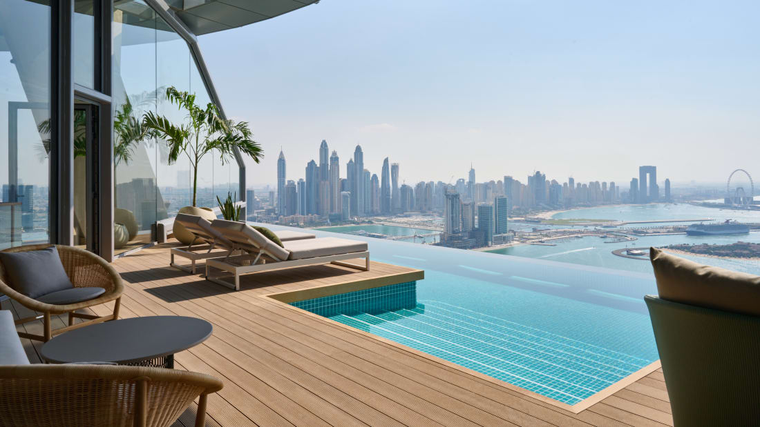 Mặt hồ bơi AURA Skypool nhìn về phía trung tâm thành phố Dubai