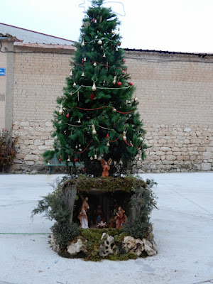 ´Árbol de Navidad con un belén a los pies