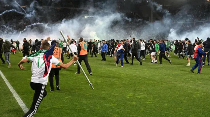 VIDEO: Saint-Etienne Fans Attack Own Players After League 1 Relegation