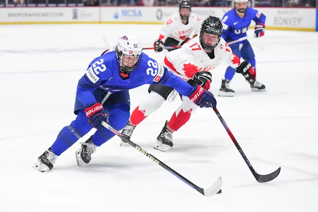 Em jogo dramático, Estados Unidos bate Canadá no Mundial de Hóquei sobre o Gelo feminino