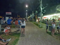 gente paseando en la noche de Itapema