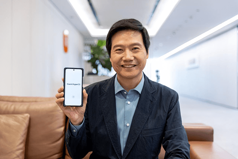 Xiaomi CEO Lei Jun flaunting HyperOS on a prototype Xiaomi device