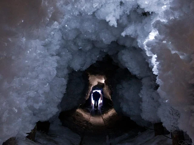 Мужчина в туннеле, образовавшемся из кристаллов вечной мерзлоты недалеко от российского села Томтор.