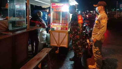 Suasana Lebaran Idul Fitri, Babinsa Koramil 0621-16/Leuwiliang, Kodim 0621 Kab.Bogor Melaksanakan Pengawasan Protokol Kesehatan.