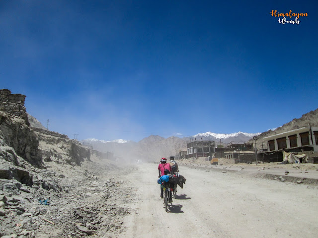 Manali-Leh highway self supported cycling hindi blog