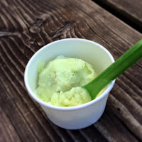 Eisbecher mit Eis der Sorte Limette-Basilikum