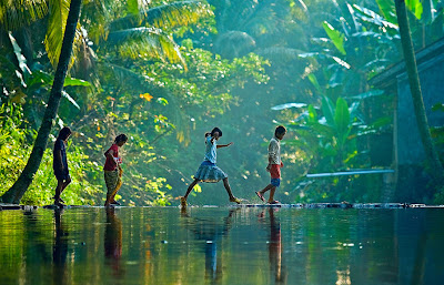 Niños saltando en el río - Children jumping at the river