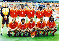 SELECCIÓN DE HOLANDA - Temporada 1995-96 - Edwin van der Sar, Dennis Bergkamp, Winston Bogarde, Jordi Cruyff, Clarence Seedorf Y Johann de Kock; Richard Witschge, Edgar Davids, Ronald de Boer, Michael Reiziger y Gaston Taument - HOLANDA 0 ESCOCIA 0 - 10/06/1996 - Eurocopa de Inglaterra 1996, fase de grupos - Birmingham, Inglaterra, Villa Park