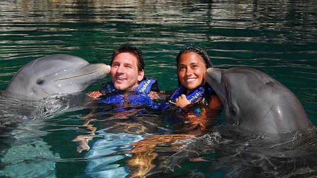 Messi and his girlfriend Antonella passion with dolphins