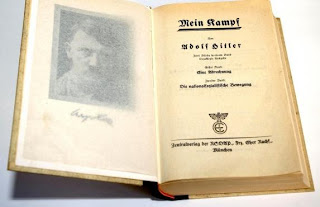 Un exemplaire de la première édition de "Mein Kampf" ("Mon combat") d'Adolf Hitler, prise en photo en Allemagne en 2003, et diffusée le 1er juillet 2007