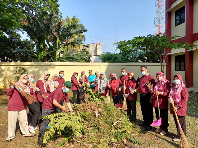 Jelang Ramadan, Para Guru SDN Sawangan 01 Bersihkan Lingkungan Sekolah