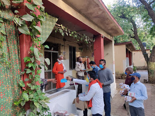 राष्ट्रीय हिंदू सेना ने वृद्ध आश्रम मे बांटे मास्क, सैनेटाईजर, भाप लेने की मशीन ओर लहसुन का तेल