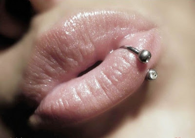 PIERCING EN LABIO ARGOLLA SEXY MUJERES FOTO