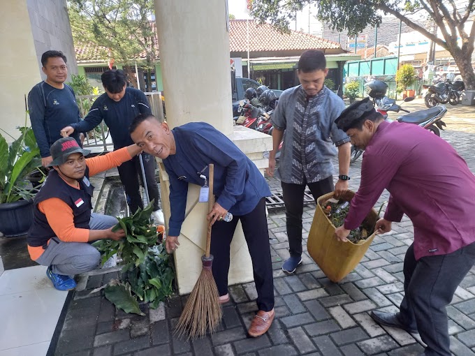 Pegawai Kecamatan Sawangan Gelar Aksi Bersih 