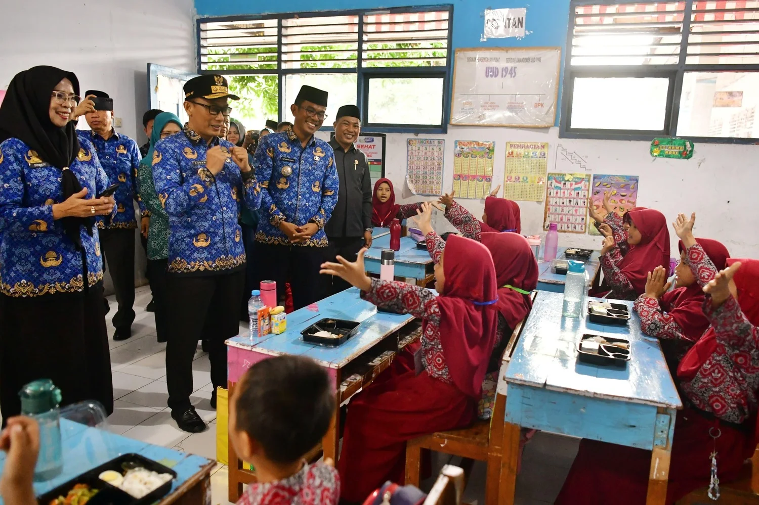 Pj Gubernur Prof Zudan Tinjau Langsung Simulasi Makan Siang Bergizi Gratis di Takalar