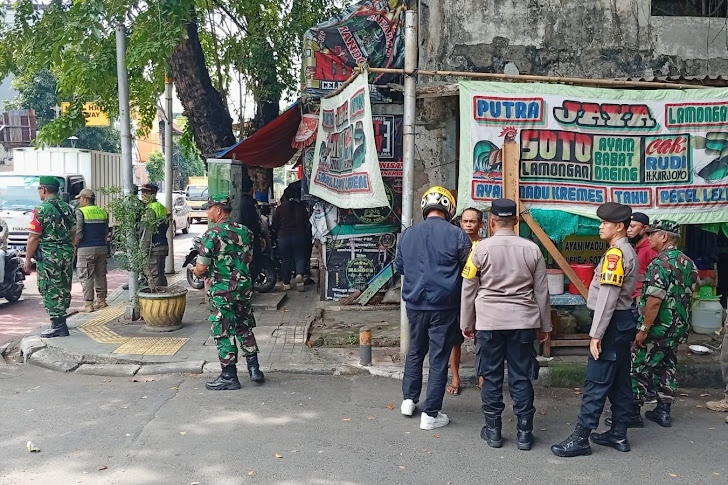 Babinsa Koramil 02/Tambora Bersinergi Tertibkan Atribut Ormas di Wilayah Jakarta Barat