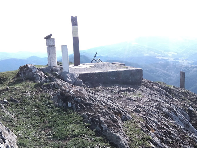 Buzón y cima del Untzueta