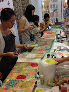 Enjoyed prepare the background of the canvas. The girls was mixing colors, .