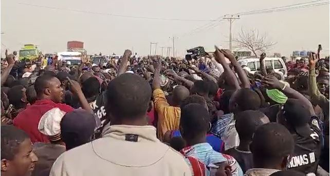 Residents in Minna block roads protesting the high cost of living.