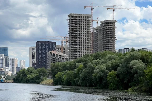 Москва-река, строящийся муниципальный жилой комплекс на Береговом проезде, строящийся жилой комплекс «Береговой»