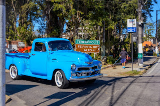 Colecionadores presenteiam Teresópolis com desfile de carros antigos