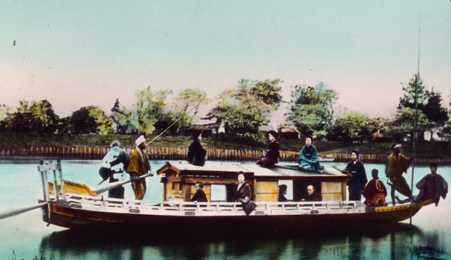 Một gia đình được cho là người Nhật Bản trên thuyền của họ. Ảnh chụp năm 1895.