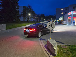 Auf der kurzen, knapp 200m lange Quartier-Stichstrasse darf wieder mit 50 Stundenkilometer gefahren werden.