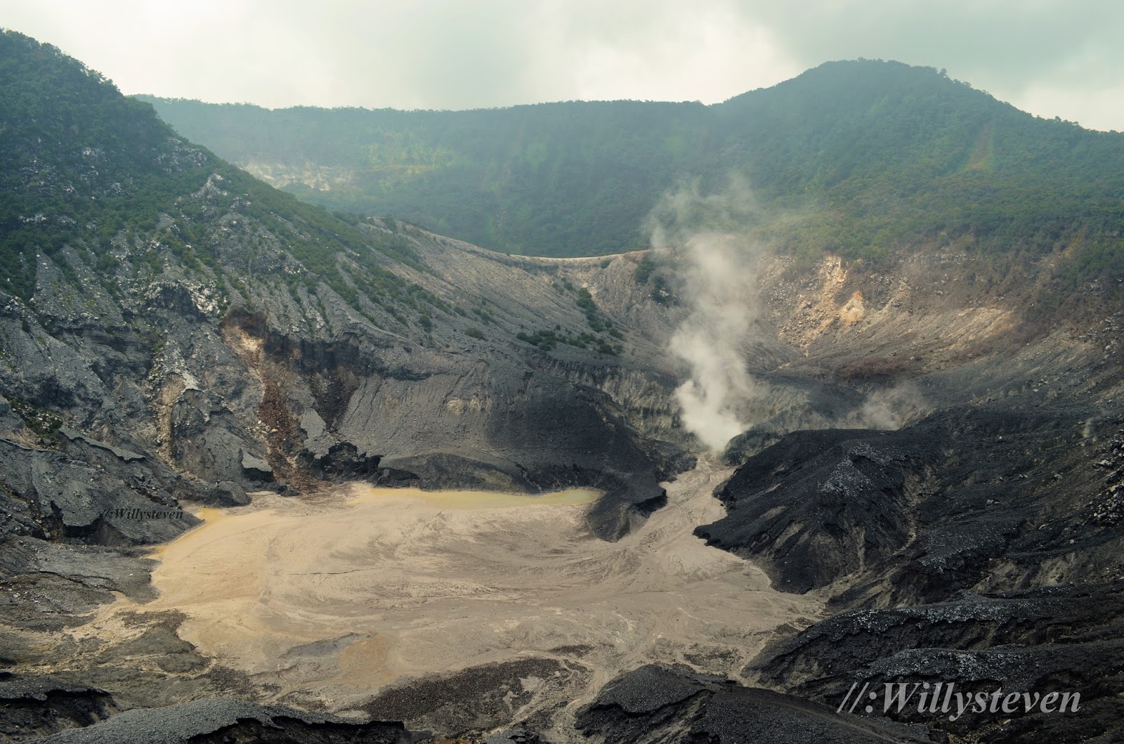 TravellerMeds: Gunung Tangkuban Perahu