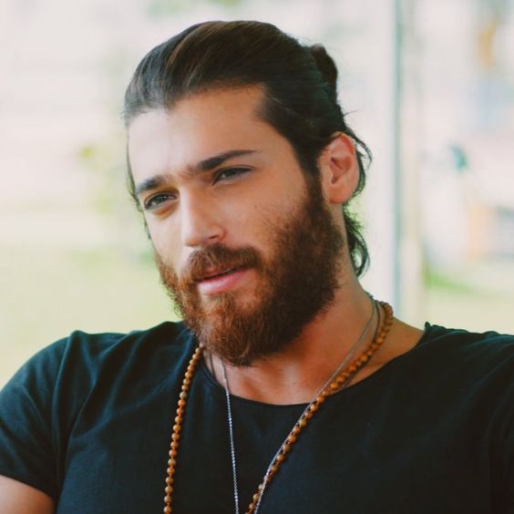 The past few weeks have been difficult for Can Yaman, and he had retreated into social media silence. Just a few hours ago, he reappeared on the internet with an announcement.