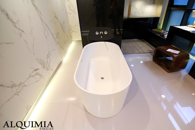 bañera-blanca-casa-decor-2016-madrid-marmol-excenta-suelo-blanco-ceramica-rodapies-iluminado