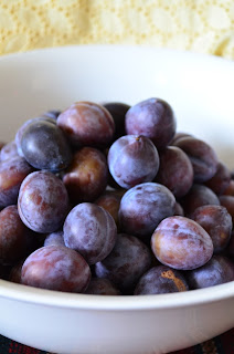 Italian plum recipe: Homemade plum jam cooked with Christmas spices. A jam full of love for a holiday dessert. Small mason jars would be a lovely wedding favor if plum is one of your colors! Or a thank you gift for your holiday party hostess :0)