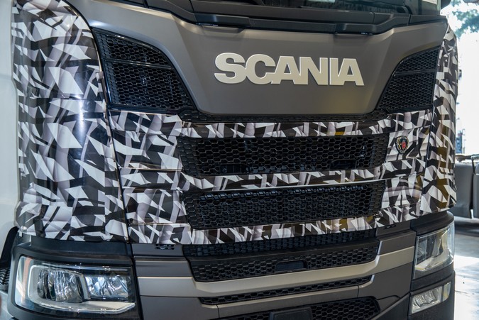 Scania amplia fábrica de motores e anuncia testes com caminhões e ônibus elétricos no Brasil