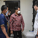 Kakanwil Kemenkumham Jabar Sudjonggo, Memeriksa Warga Negara Asing Yang Menjadi Tahanan Kantor Imigrasi BekasiKakanwil Kemenkumham Jabar Sudjonggo, Memeriksa Warga Negara Asing Yang Menjadi Tahanan Kantor Imigrasi Bekasi