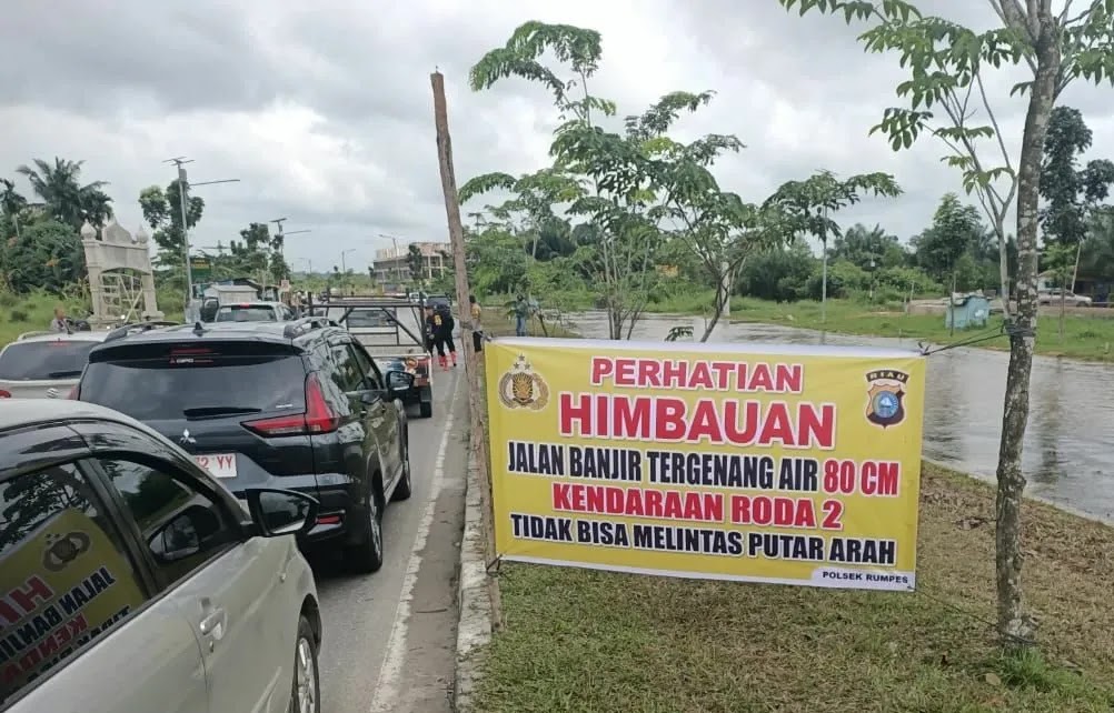 Polisi Alihkan Lalu Lintas Imbas Banjir di Rumbai