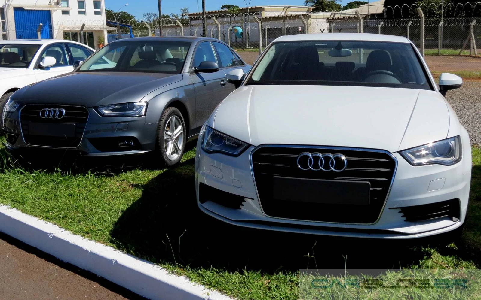 Audi A4 2015 (cinza) x Audi A3 Sedan (Branco) 