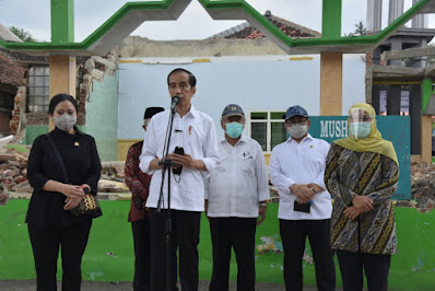 Presiden Jokowi Tanda Tangani PP tentang THR