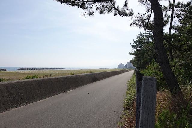 皆生漁港の近くの遊歩道から皆生温泉を望む